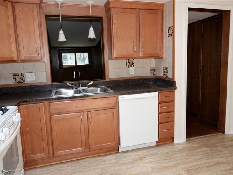 1661 Chelmsford Road , Mayfield Heights, OH 44124 Photo 10