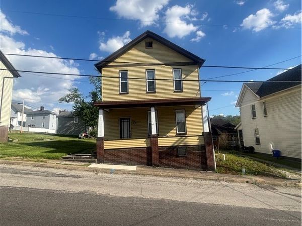 16 Oak St, Manor, PA 15665