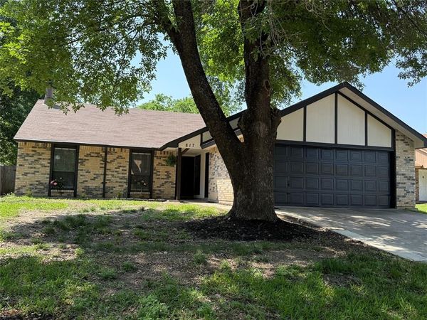 817 Camino Court , Grand Prairie, TX 75052