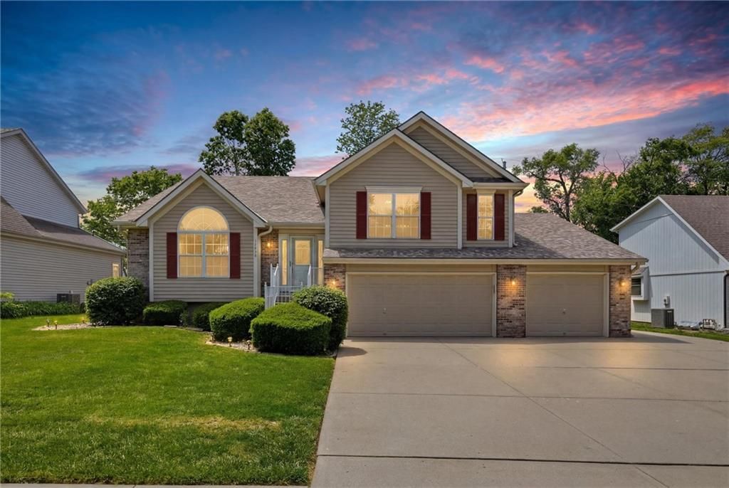 11416 N Madison Avenue, Kansas City, MO 64155 Main Photo
