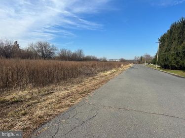 JADE LANE, BETHLEHEM, PA 18017