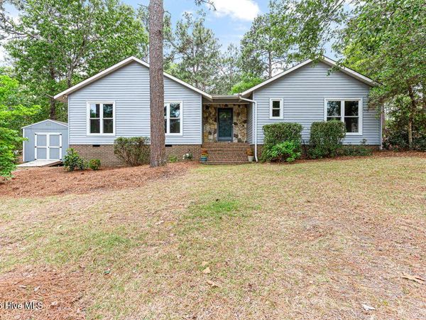 420 E Hedgelawn Way, Southern Pines, NC 28387