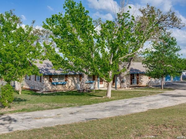 212 KENDALL OAKS DR, Boerne, TX 78006
