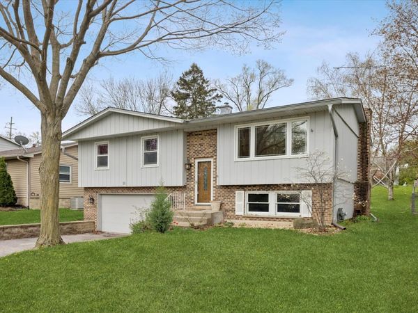 13 Hawthorne Road , Lake In The Hills, IL 60156