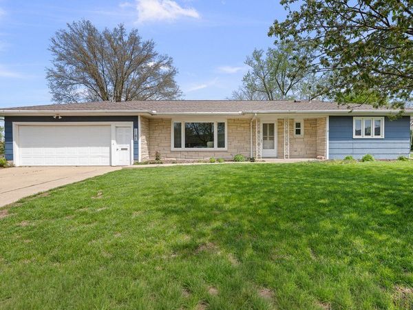 1104 3rd Street , Dewitt, IA 52742