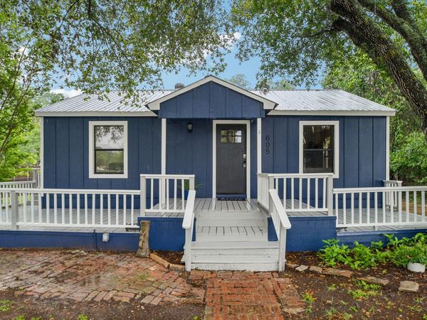 605 Bishop ST, Smithville, TX 78957