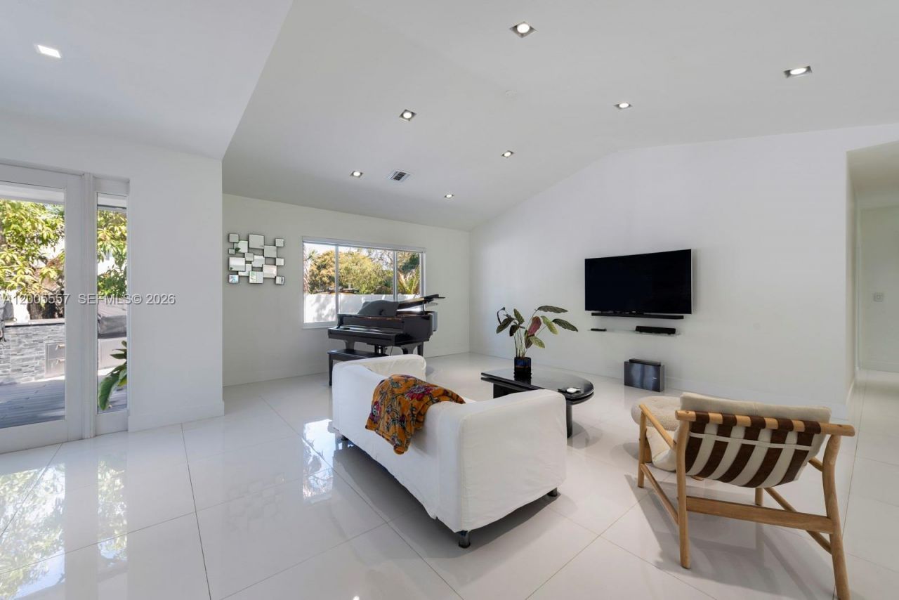 11555 Griffing Blvd, Biscayne Park, FL 33161 Photo