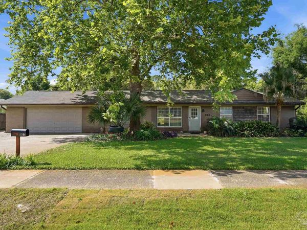 353 Fairpoint Dr, Gulf Breeze, FL 32561