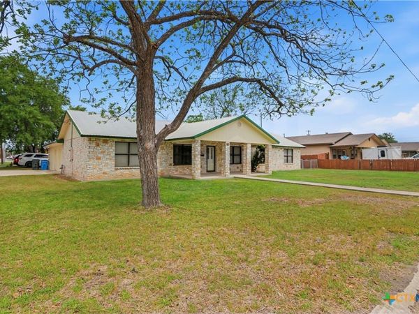 1052 E Weinert Street , Seguin, TX 78155
