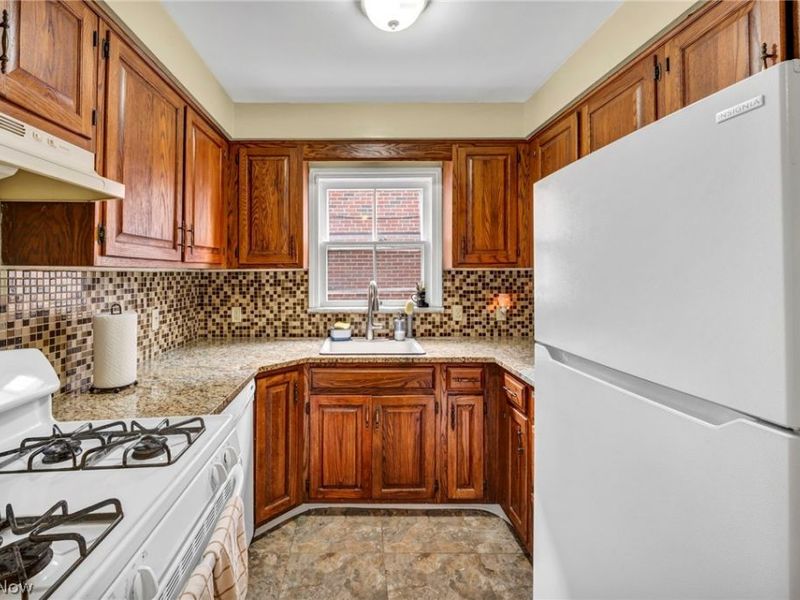 13570 Cedar Road, University Heights, OH 44118 Photo 11