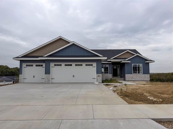 837 Siesta Dr, Tiffin, IA 52340