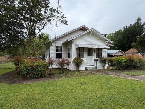 701 East 10th , Cameron, TX 76520