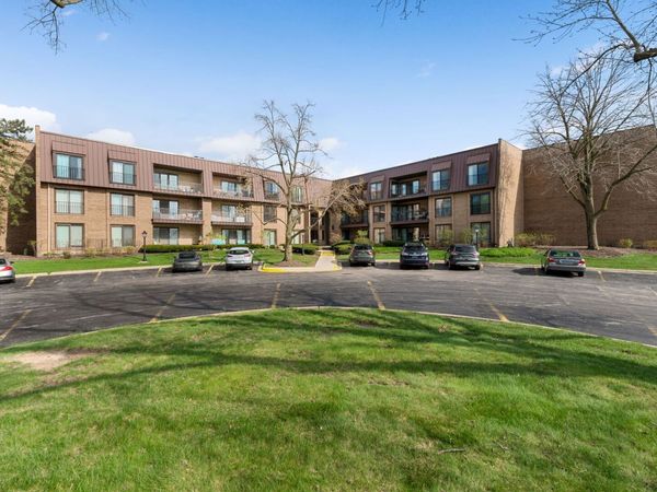 2 The Court Of Harborside Court , Unit 303, Northbrook, IL 60062