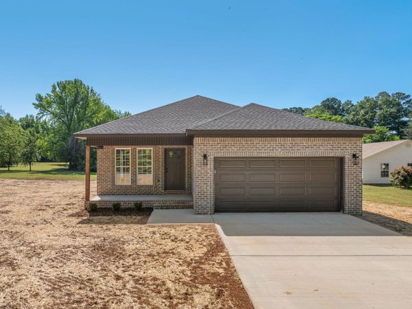 779 River Ln, Tuscumbia, AL 35674