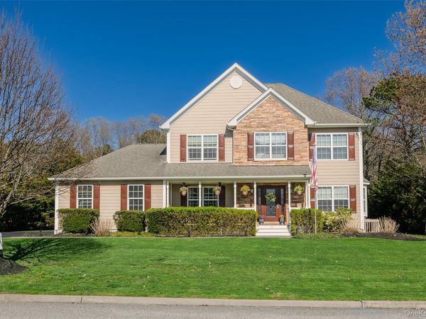 6 Ridge Court, Center Moriches, NY 11934