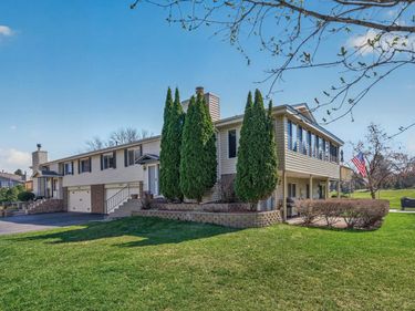 5207 Beachside Drive, Hopkins, MN 55343