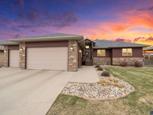 720 S Little Brook Ln, Sioux Falls, SD 57106