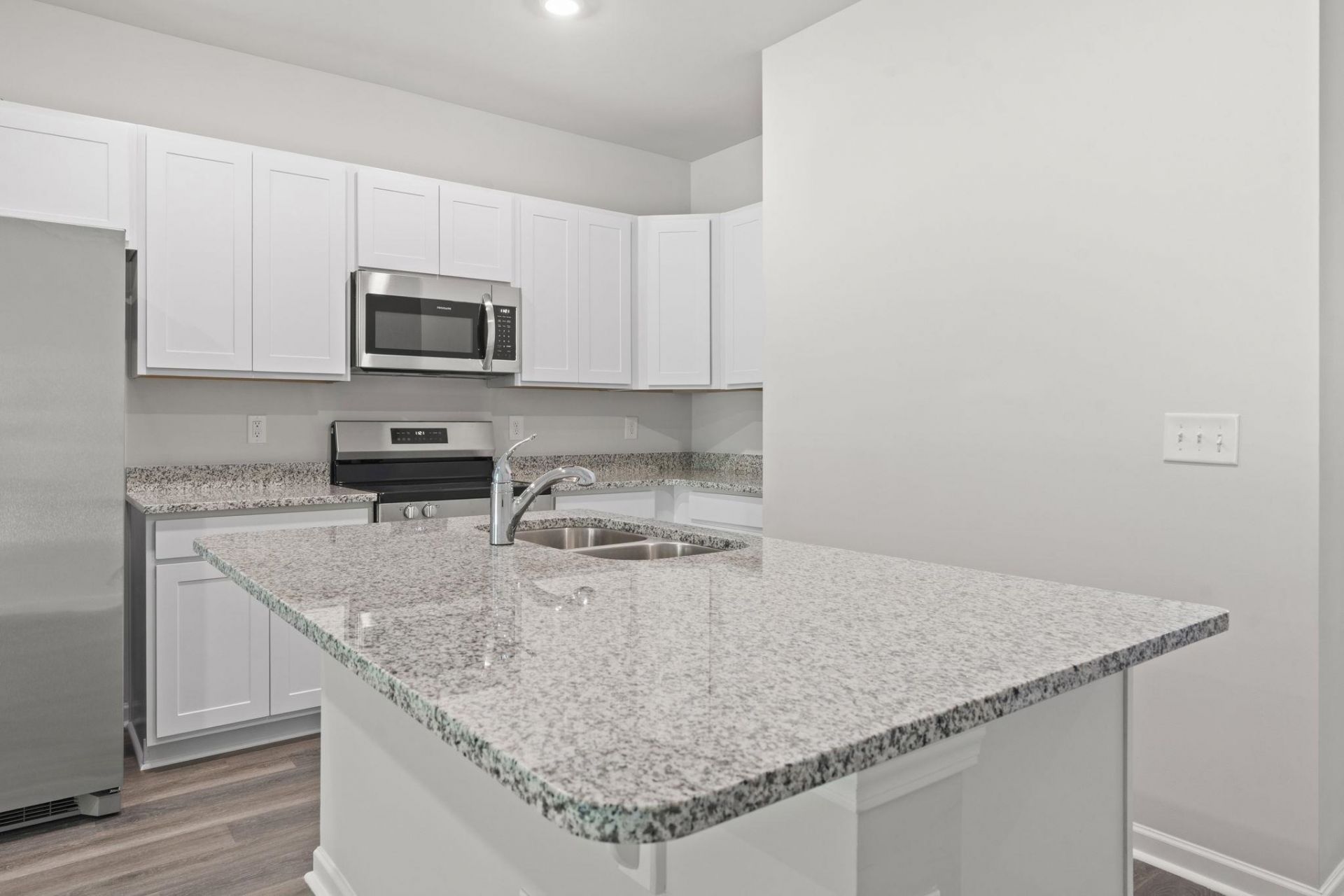 350 Sandridgebury Dr.  Photo 6