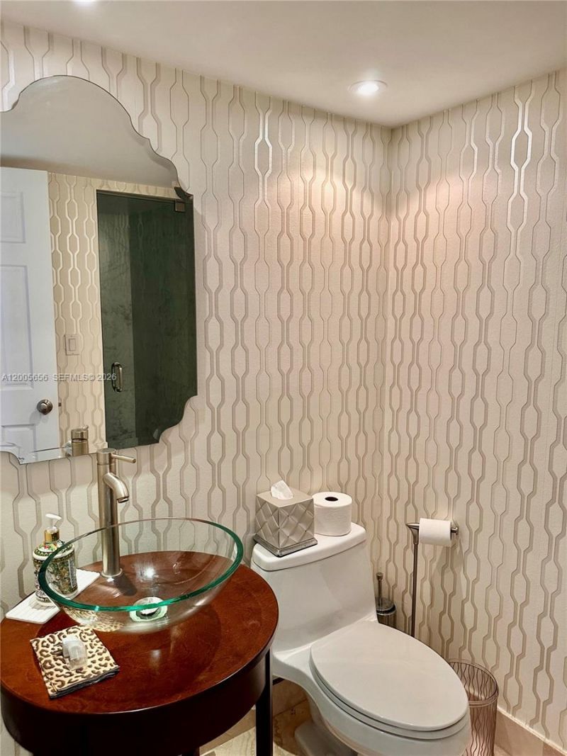 6423 Collins Ave , Unit 306, Miami Beach, FL 33141 Photo