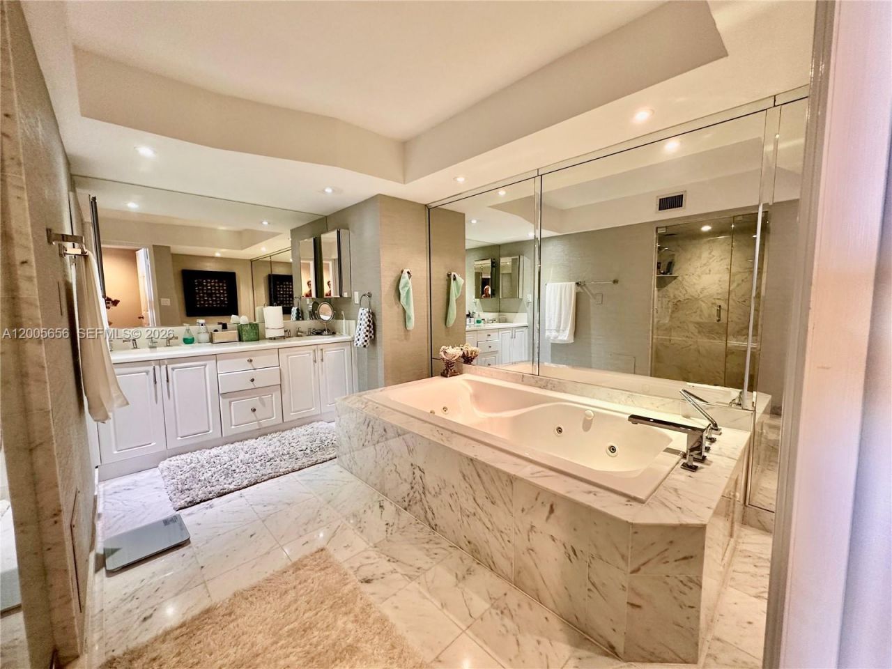 6423 Collins Ave , Unit 306, Miami Beach, FL 33141 Photo