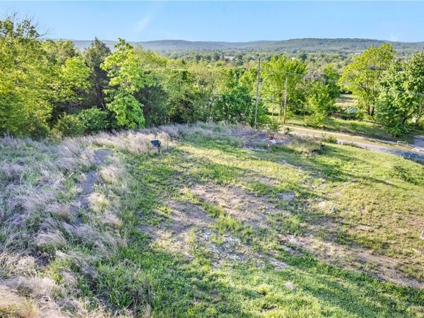 1078 E Huntsville Road, Fayetteville, AR 72701