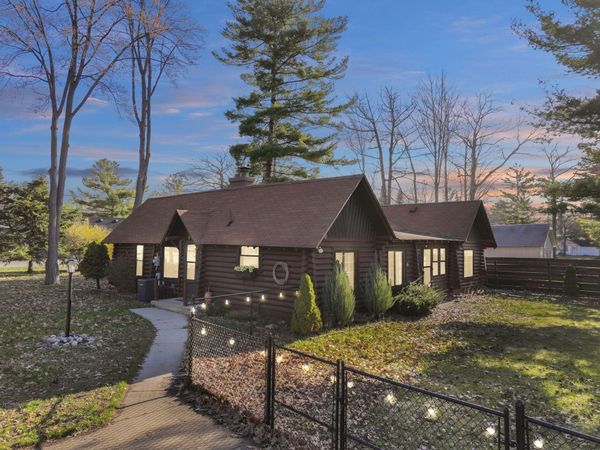 3657 E Houghton Lake Drive, Houghton Lake, MI 48629