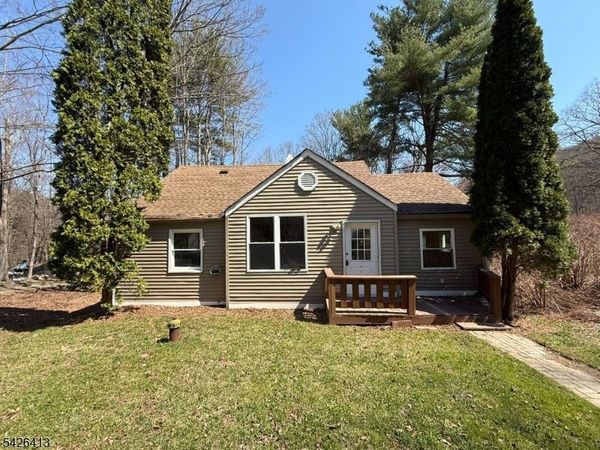 13 River Dr, Jefferson, NJ 07885