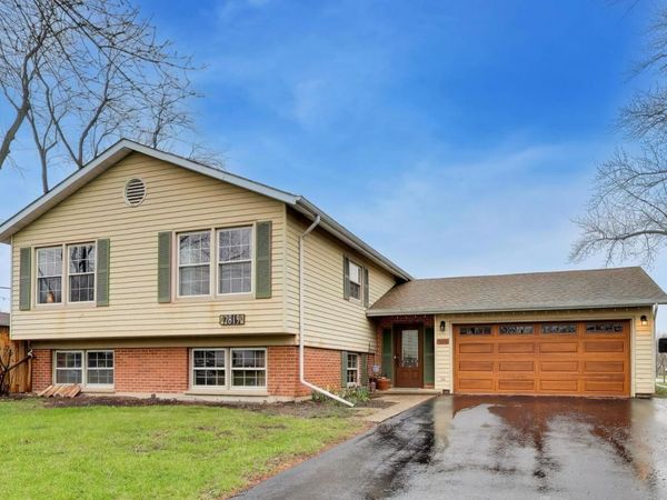 2819 N Kennicott Avenue , Arlington Heights, IL 60004