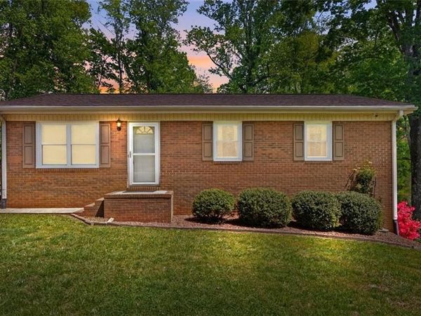 1195 OLD VFW Road, Pinnacle, NC 27043