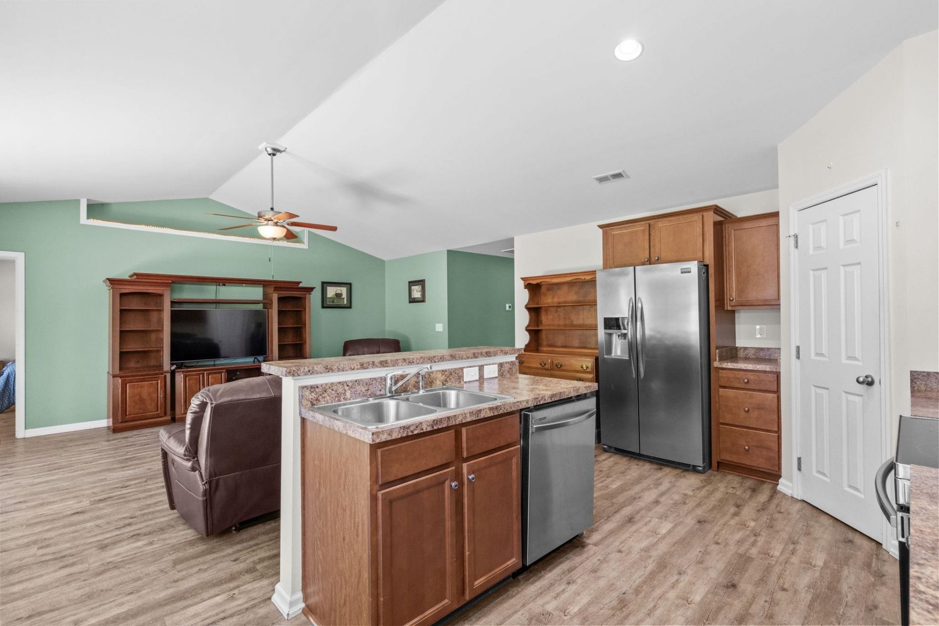1229 Augustus Dr. Photo 7