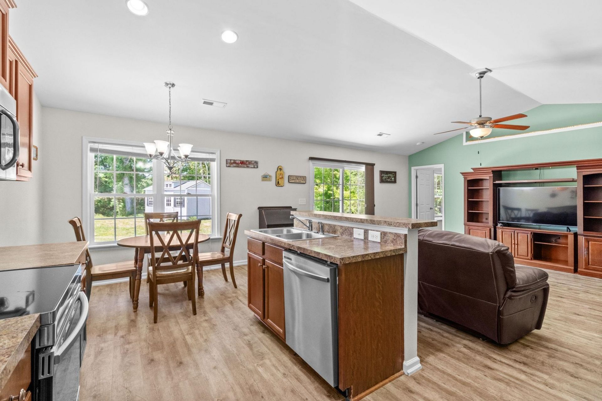 1229 Augustus Dr. Photo 8