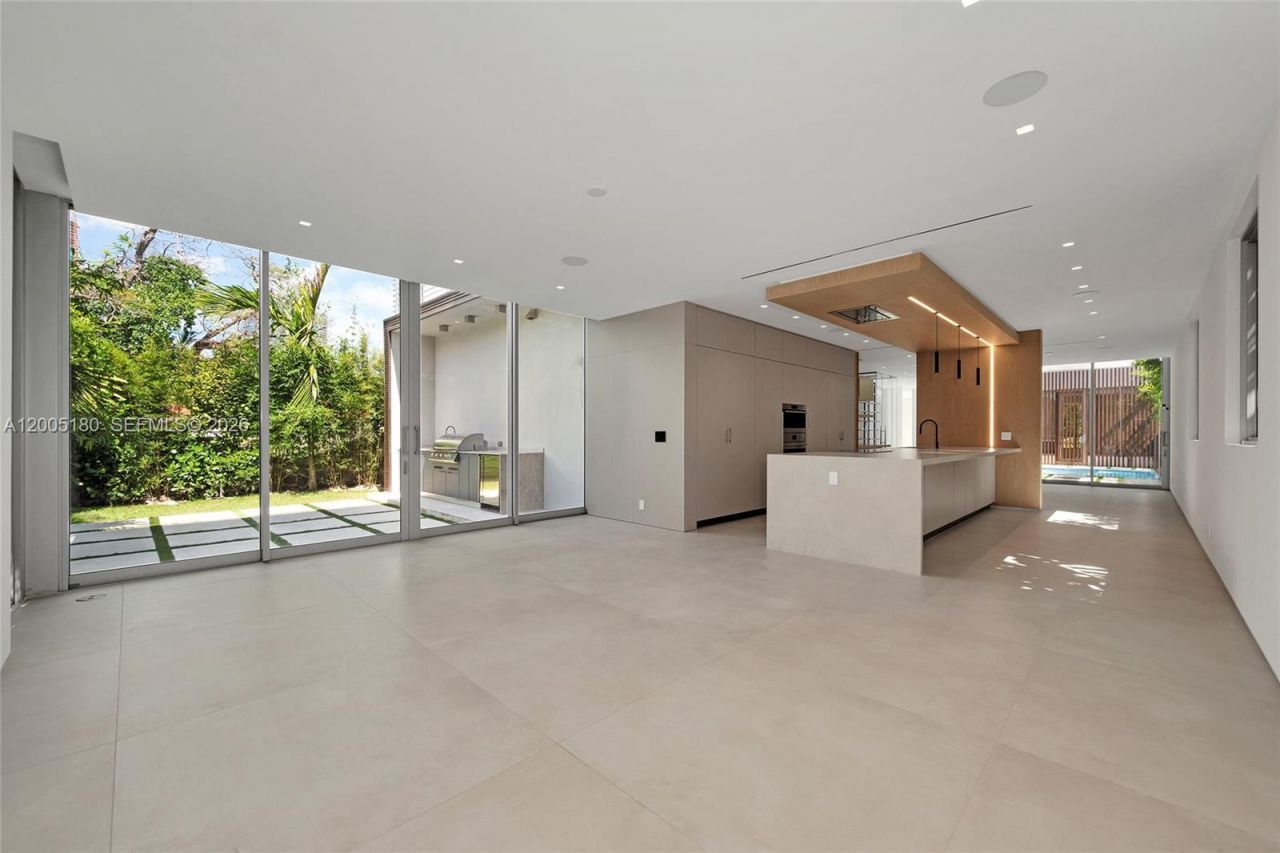2100 S Miami Ave, Miami, FL 33129 Photo
