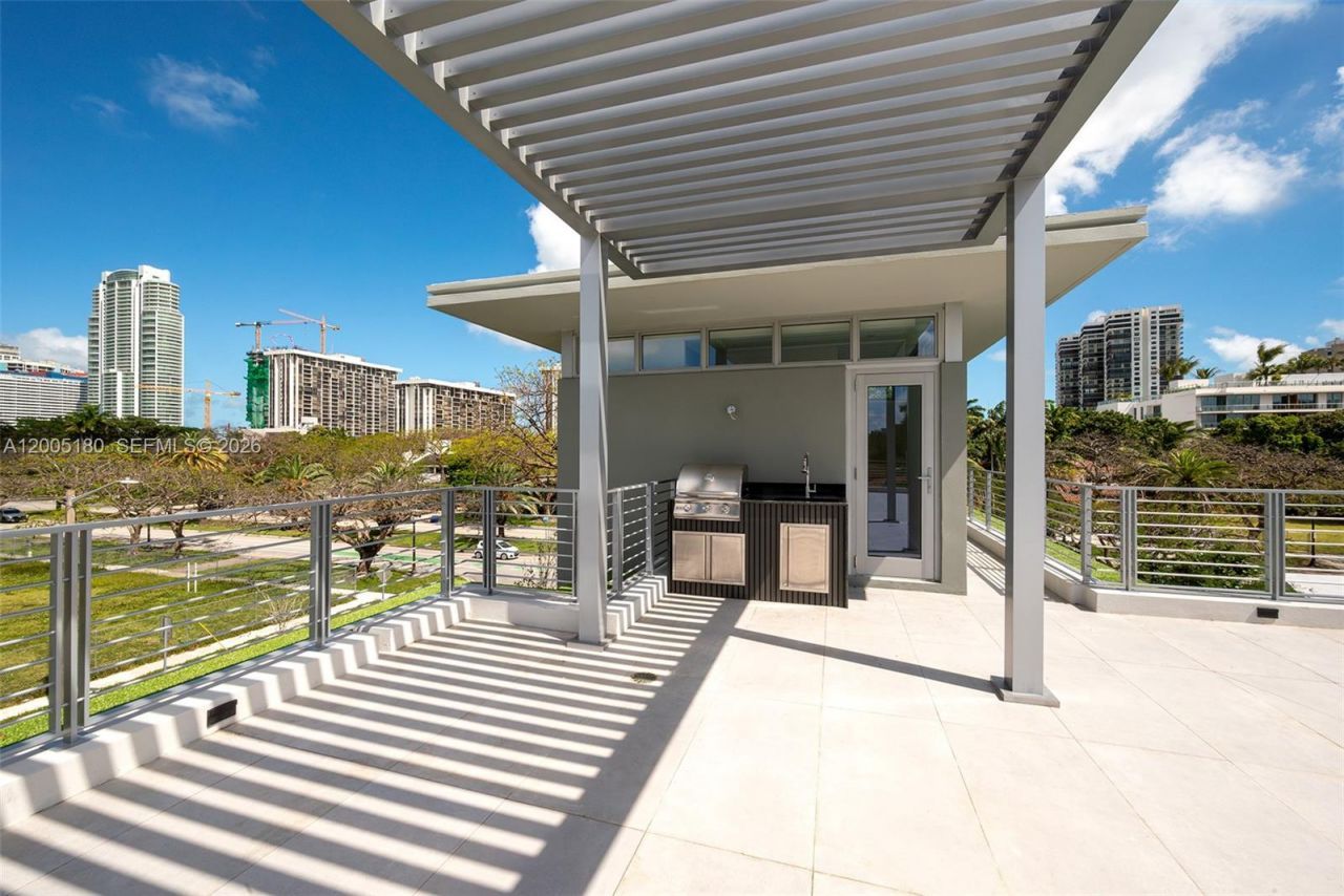 2100 S Miami Ave, Miami, FL 33129 Photo