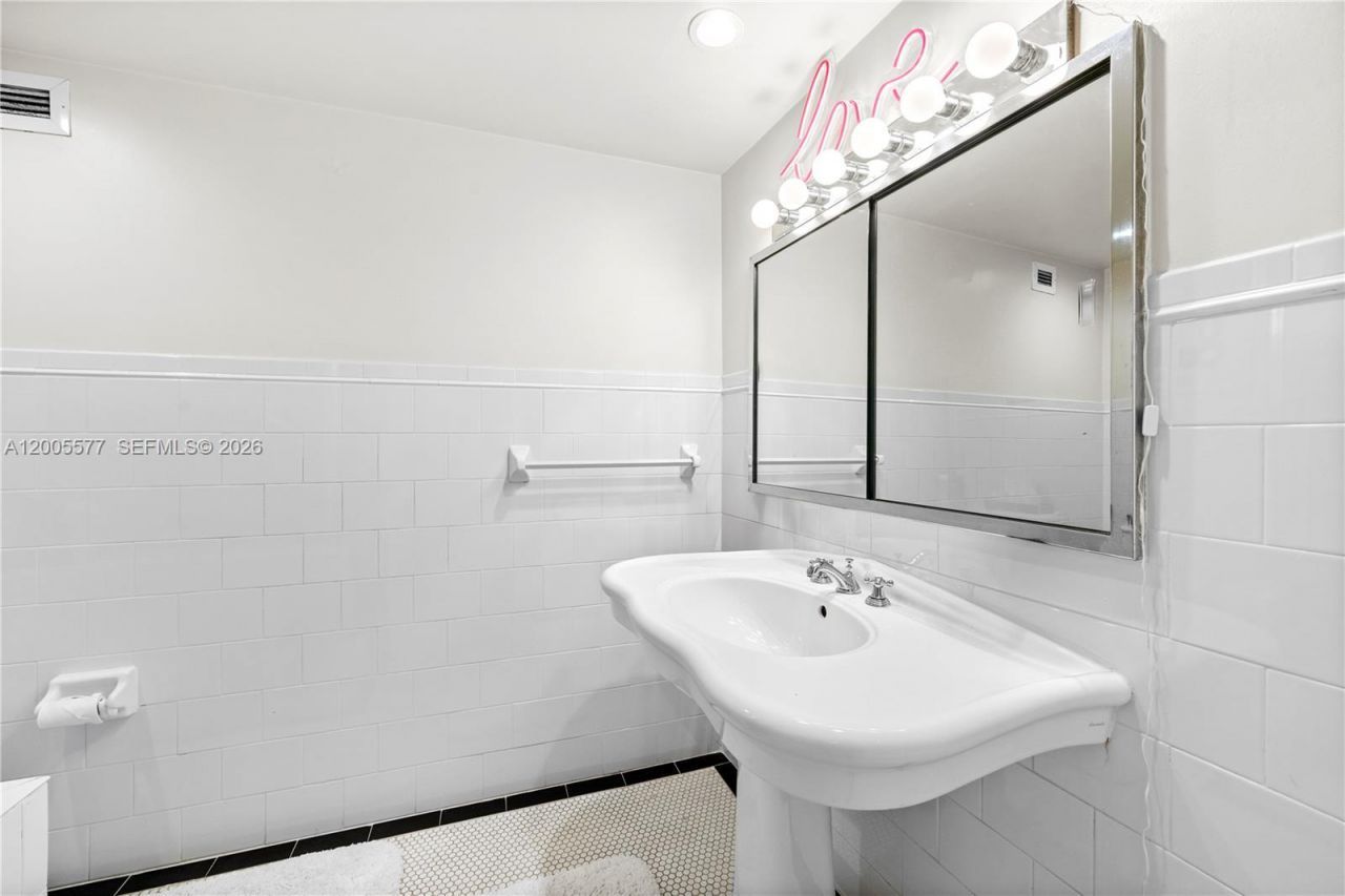 5255 Collins Ave, Unit 11A, Miami Beach, FL 33140 Photo