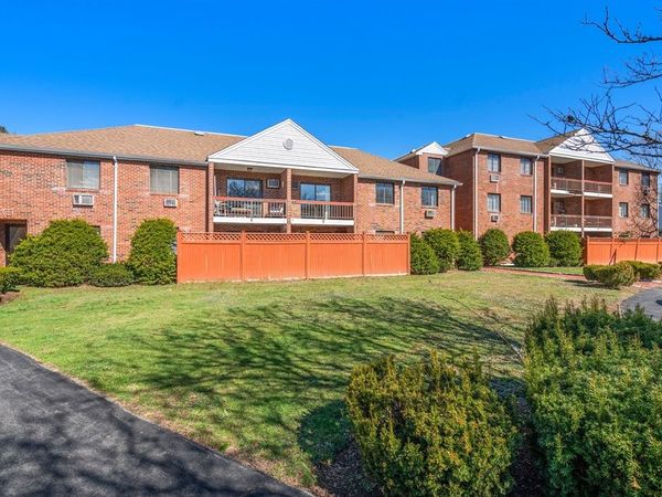 655 Saw Mill Brook Pkwy, Unit 9, Newton, MA 02459