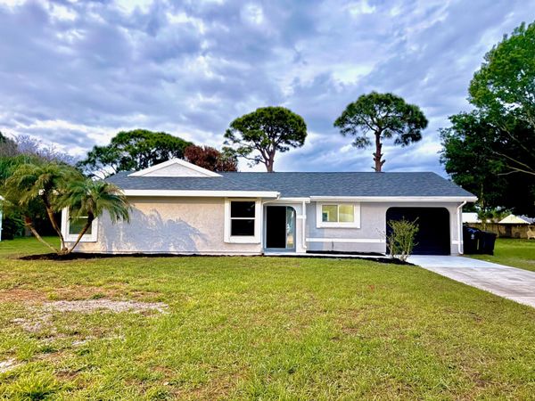 1343 SE Vestridge Lane, Port St. Lucie, FL 34952