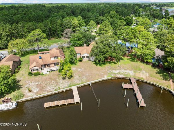 5722 Gondolier Drive , New Bern, NC 28560
