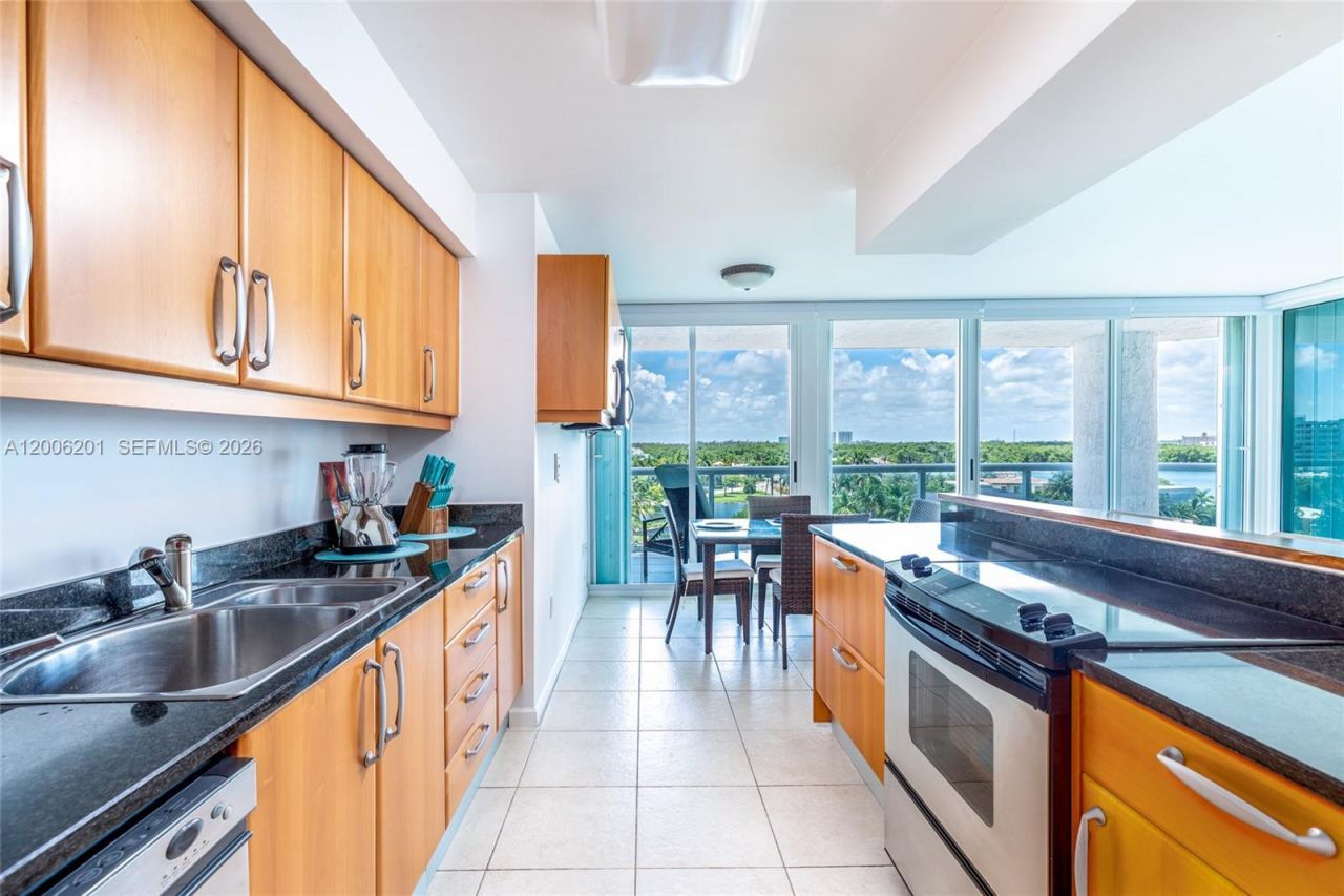 16500 Collins Ave , Unit 655, Sunny Isles Beach, FL 33160 Photo