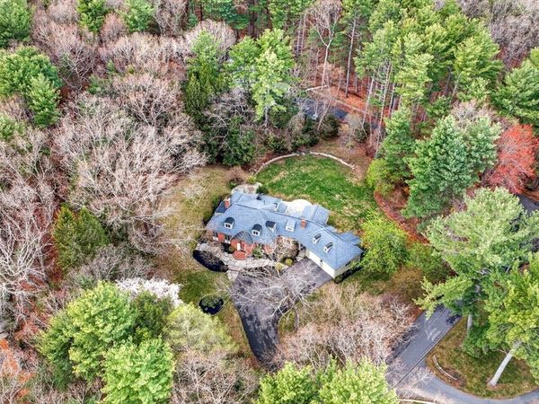 8 Buttercup Ln, Dover, MA 02030