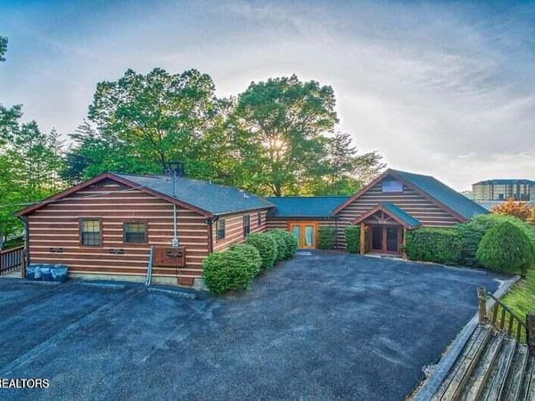 170 Showplace Blvd, Pigeon Forge, TN 37863