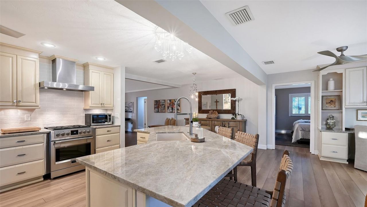 7137 Westmoreland Drive , Sarasota, FL 34243 Photo