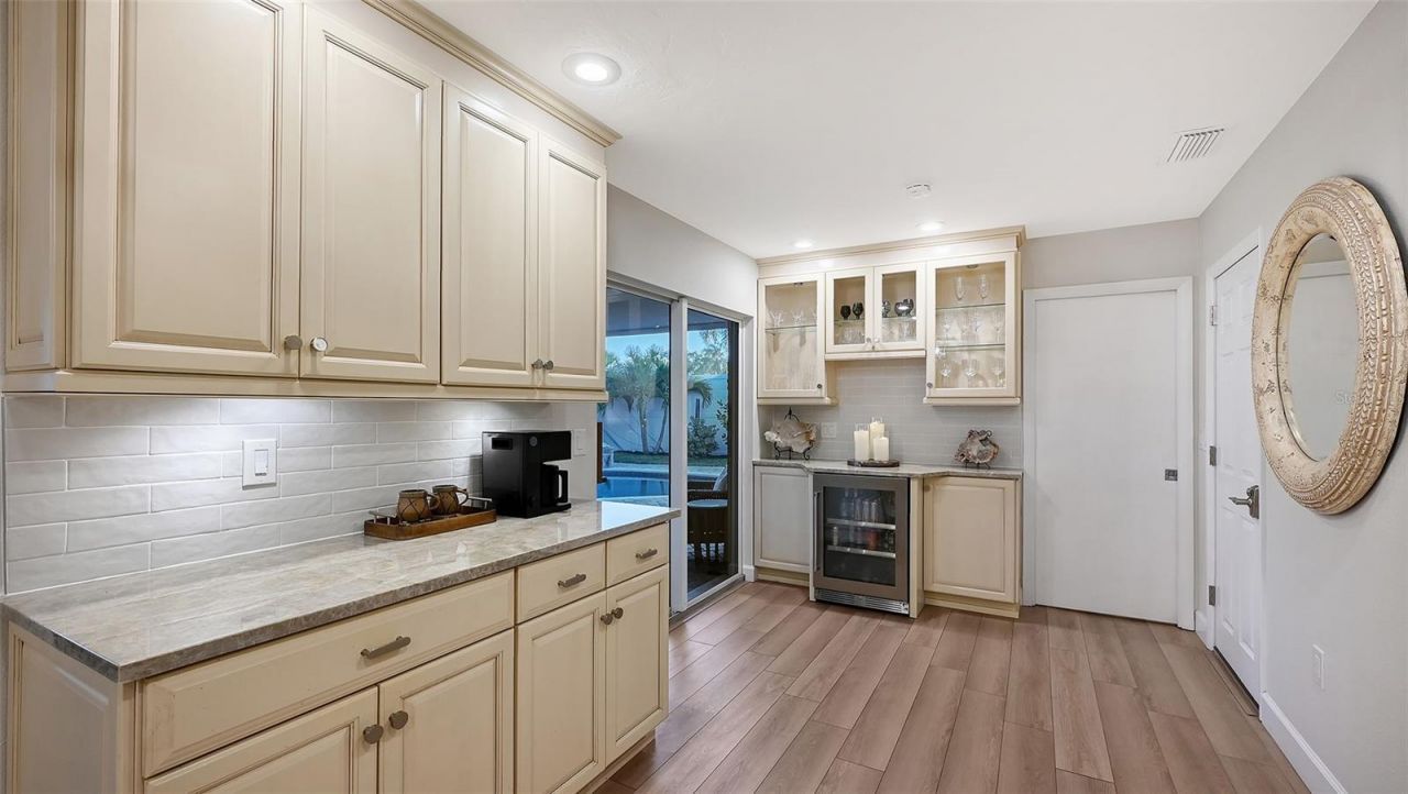 7137 Westmoreland Drive , Sarasota, FL 34243 Photo