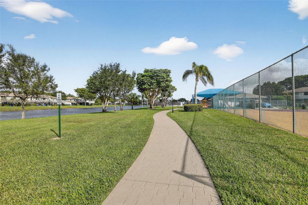 10431 NW 3rd St, Pembroke Pines, FL 33026 Photo