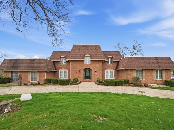 206 Scarborough Court , Valparaiso, IN 46385