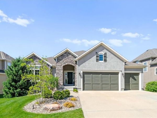 9516 W 164th Place, Overland Park, KS 66085