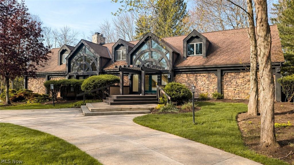 1180 Meadow Spur , Akron, OH 44333