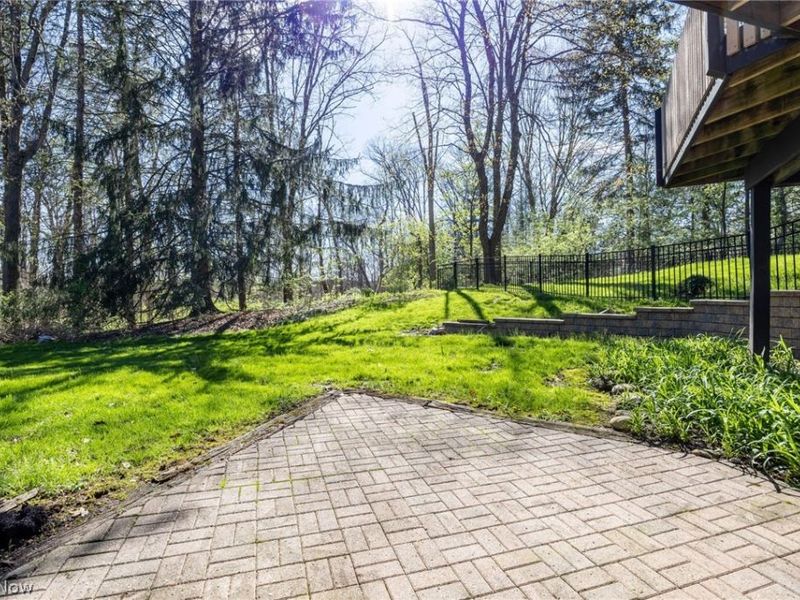 1180 Meadow Spur, Akron, OH 44333 Photo 9