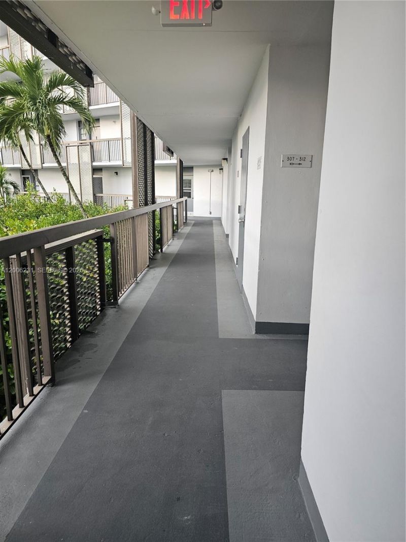 20400 W Country Club Dr , Unit 315, Aventura, FL 33180 Photo