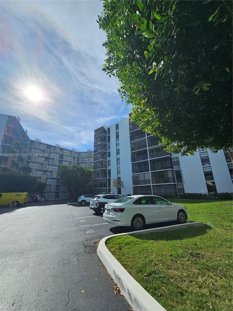 20400 W Country Club Dr , Unit 315, Aventura, FL 33180 Photo