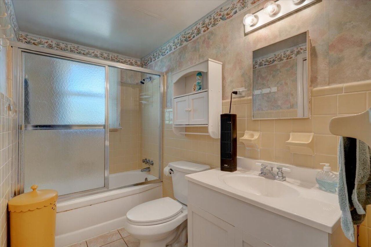 1302 E Ashley Avenue Photo 33